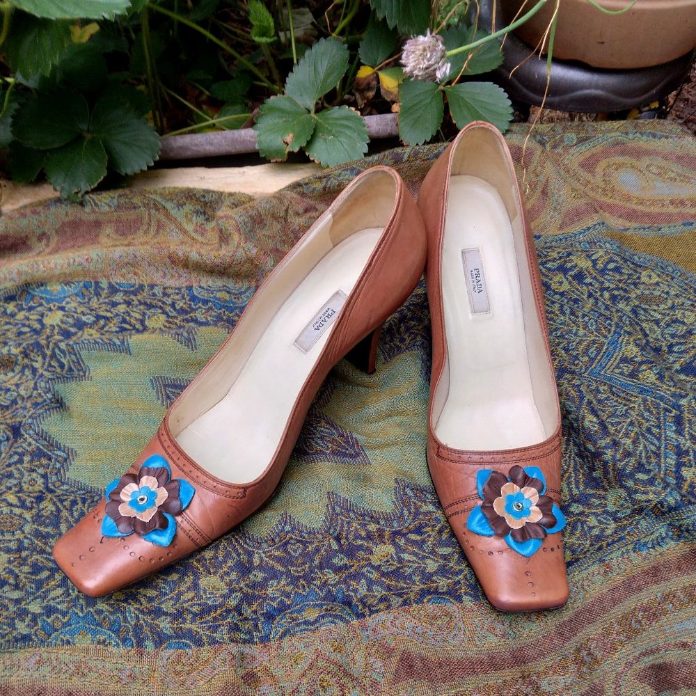 Prada sz. 37 with 2.75 inch heel and leather flowers